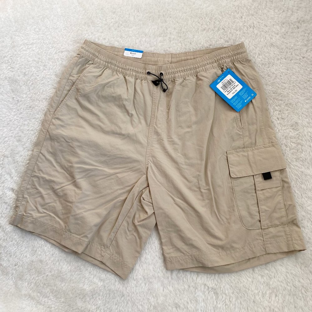 Columbia Men's Shorts / Cargo Size Medium / Ins 8", Pockets, Tan